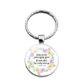 Detail of silver metal scripture keychain featuring floral wreath and Spanish bible verse - 1 John 2:25 (XSWX9324-2)