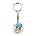 Inspirerende sleutelhanger met 'Always Pray & Never Give Up' Lucas 18:1 glashanger - Altijd Bidden (XSWX9353-7)