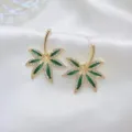 Eleganti orecchini a foglia d'acero dorati con smalto verde e strass brillanti. - Stile Pendente Strass Goccia d'Olio Foglia d'Acero (E0552) / Oro