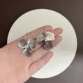 Französische vintage elegante silberne Blumenohrringe mit einem funkelndem Kristall - Strahlende Strukturierte Blumen-Ohrhaken (E5357) / Silber