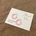 Moderne rosa Emaille-Creolen, präsentiert auf einer eleganten weißen Geschenkkarten - C-Form Reifen Stil (E5351) / Rosa