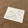 Chice weiße Emaille-Creolen in C-Form auf einer minimalistischen Geschenkkarte. - C-Form Reifen Stil (E5351) / Weiß