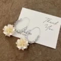 Französische Vintage-Silbercreolen mit klaren Kristallen und cremefarbenen Blumen - Strass Dahlie Stil (E5349) / Silber