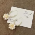 Französische Vintage-Blumen-Creolen mit Kristallperlen und edlem Goldfinish Design - Strass Dahlie Stil (E5349) / Gold