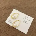 Elegante französische Retro-Creolen aus Gold mit großer weißer Perle-Variante - Ovaler Künstliche Perle Stil (E5348) / Gold