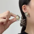 Französische Vintage-Blumenohrstecker mit Perlenmitte und Mix-Metallic-Silber-Gold-Finish - Gefalteter Blütenblatt Stil (E5347) / Gold und Silber Zweifarbig