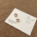 Klassische französische Blumen-Ohrstecker aus Gold mit roter Emaille und Perle - Strass Künstliche Perle Stil (E5346) / Rot und Gold