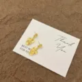 Elegante französische Vintage-Goldohrringe mit Blumenmuster auf einer weißen Dankeskarte - Dreidimensionaler Blumen Stil (E5345) / Gold