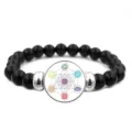 Vue détaillée du cube de Métatron et des symboles de chakra sur bracelet perlé noir. - Symboles de Chakra (XSWX6034-8)