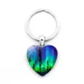 Nordischer Aurora-Schlüsselanhänger in Herzform mit lebhaftem grünem Himmelsdesign - Nordlicht Wald Stil 7(XSWX9359-7)