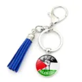 Vue détaillée du porte-clés drapeau Palestine avec pompon bleu et fermoir mousqueton - Style Free Palestine (XSWX6158-1) / Gland Bleu Roi