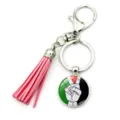 Détail d'un porte-clés drapeau palestinien avec pompon rose et fermoir mousqueton robuste - Style Main de la Paix (XSWX6158-11)