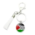 Vue détaillée d'un porte-clés drapeau palestinien avec pompon blanc et fermoir mousqueton - Style Motif Keffieh (XSWX6158-8)