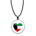 Detaillierte Makroansicht einer herzförmigen Kuwait-Flaggen-Halskette mit Kordel - Herz Flagge Stil (XSWX6181-1)