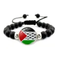 Dettaglio del ciondolo con bandiera palestinese su bracciale di perline nere regolabile - Motivo Bandiera Standard (XSWX6090-8)
