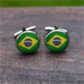 Elegante Brasilien-Flaggen-Manschettenknöpfe mit Fußball-Textur-Glaskabochon für Herren. - Brasilien
