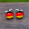 Detailansicht französischer Manschettenknöpfe mit Deutschland-Fahne und Fußball-Design - Deutschland