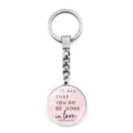 Inspirerende metalen sleutelhanger met roze marmeren tijdsteen en een bijbelcitaat - In Liefde Gedaan (XSWX9353-9)