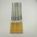 Lot de 8 longues brochettes de barbecue plates en acier inoxydable avec manches en bambou - 1 Pièce Longueur 40cm Largeur 1cm
