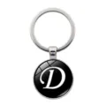 Detailansicht eines silbernen Schlüsselanhängers mit schwarzem Glas-Cabochon Buchstabe D - Buchstabe D