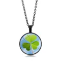 Collar de cadena negra con colgante de cristal de trébol sobre cielo azul - Estilo Trébol de Cuatro Hojas (XSWX6009-11) / Negro