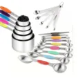 Set di tazze e cucchiai misuratori in acciaio inossidabile con manici in silicone colorato. - Set di 19 tazze e cucchiai dosatori colorati