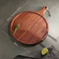 Tagliere rotondo per pizza in legno di ebano con manico ergonomico e laccetto in cuoio 40x30cm - Piatto per Pizza / 40x30x1.8cm