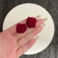 Detailansicht der eleganten weinroten 3D-Blumenohrstecker mit weicher Samttextur - Beflocktes Rot (E5044)