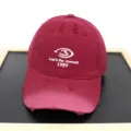 Gros plan sur une casquette de baseball bordeaux vieillie avec broderie Lost in the moment. - Adulte 56-60cm / Bordeaux