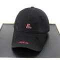 Vue détaillée d'une casquette de baseball noire usée avec broderie L rouge sur la visière. - Adulte 56-60cm / Noir