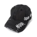 Dettaglio del cappello da baseball in denim lavato nero con ricamo e dettagli strappati. - Adulto 55-58cm / Nero