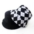Détail d'un bob réversible avec un côté noir uni et un motif à carreaux noir et blanc moderne - Adulte 55-58cm / Losange Noir