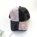 Primer plano detallado de una gorra de béisbol con diamantes de imitación y patrón de bloques. - Adulto 55-59cm / Rosa