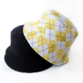 Deux bobs élégants, l'un noir uni et l'autre à carreaux jaunes, sur fond blanc - Adulte 55-58cm / Losange-Jaune