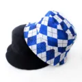 Vue détaillée de chapeaux bobs réversibles en noir et motifs à carreaux bleus et blancs - Adulte 55-58cm / Losange Bleu