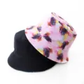 Détail de chapeau bob réversible avec motif floral aquarelle noir et rose, protection solaire. - Style 7