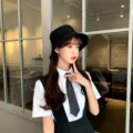 Chapeau bob noir minimaliste pour protection solaire porté par un mannequin au café - Adulte 56-58cm / Style Chapeau Bob / Noir