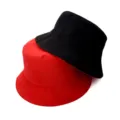 Détail de chapeau bob réversible, élégant tissu noir et rouge classique pour journées ensoleillées. - Adulte 55-58cm / Rouge & Noir