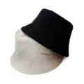 Gros plan détaillé des bobs réversibles noirs et beige, mettant en valeur des coutures soignées. - Adulte 55-58cm / Beige et Noir