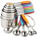 Set da 13 pezzi di misurini e cucchiai in acciaio inox con manici in silicone colorati - Set di 13 Cucchiai e Misurini Dosatori