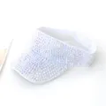 Vista detallada de la visera blanca con cristales de estrás multicolores brillantes - 55-58cm / Blanco