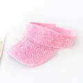 Primer plano de una visera rosa para mujer totalmente cubierta de cristales brillantes. - 55-58cm / Rosa