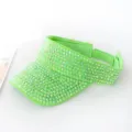 Dettaglio della visiera parasole verde neon decorata con strass brillanti e scintillanti - 55-58cm / Verde
