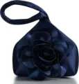 Sac à main de soirée en satin bleu avec fleur de rose en tissu et poignée élégante. - Bleu foncé