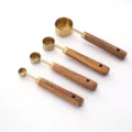Ensemble de 4 cuillères à mesurer en acier inoxydable avec manche en bois et fini doré - Ensemble 4 Pièces Cuillère à Mesurer en Bois d'Acacia Plaqué Or