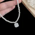 Dettaglio di una collana di perle di lusso con pendente a diamante quadrato lucido - Collana con Sfera di Strass a Zucchero Quadrato (R2574)