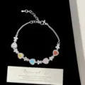 Vista detallada de pulsera de plata con circonitas de colores en forma de corazón - Estilo Mariposa Corazón Blanco Plateado (R0080)