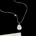 Dettaglio di una collana retrò francese con perla di cotone e ciondolo a stella. - Collana Stella Perla di Cotone (R5065)