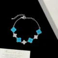 Dettaglio del braccialetto vintage a quadrifoglio con pietre blu e zirconi lucenti - Braccialetto di Perline Fiore a Quattro Foglie (R1341)