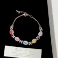 Primer plano de una elegante pulsera de oro rosa con circonitas de varios colores - Estilo Floral Oro Rosa (R1268)